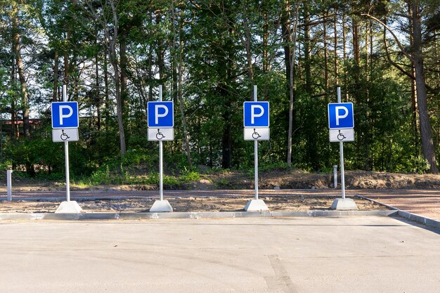 Panneaux de stationnement pour personnes handicapées dans le parc