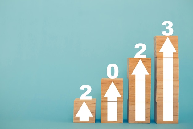 Panneaux et symboles en bois avec flèche vers le haut des taux d'intérêt financiers et de croissance des entreprises.