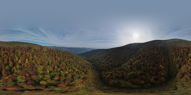Panorama 360 forêts de hêtres primitives des montagnes des Carpates magnifique paysage d'automne