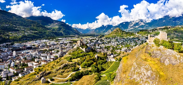 Panorama aérien de la basilique de Valère et du château de Tourbillon à Sion - le canton du Valais, Suisse