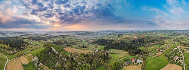 Panorama aérien Dorne de la campagne polonaise et des collines au printemps