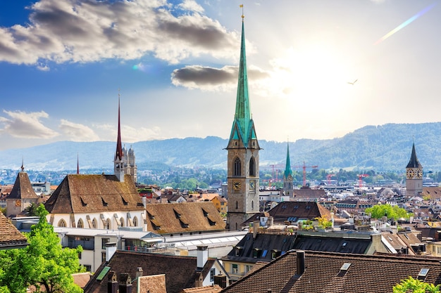 Photo panorama aérien du centre-ville de zurich par une journée ensoleillée en suisse