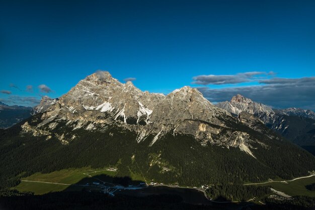 Photo panorama aérien du monte cristallo dans le trentino sudtirol dolomite italie