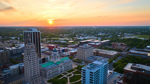 Panorama aérien horizontal au lever du soleil doré sur le centre-ville de Fort Wayne avec l'accent sur le palais de justice