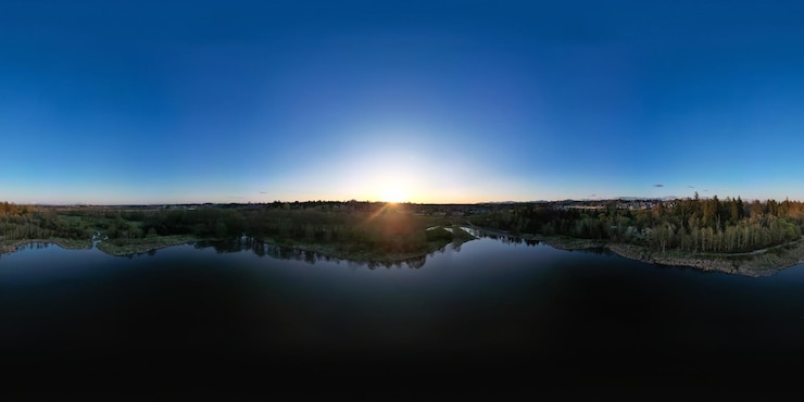 Photo panorama aérien d'un lac et d'arbres dans une ville de banlieue