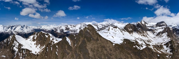 Panorama aérien des montagnes enneigées