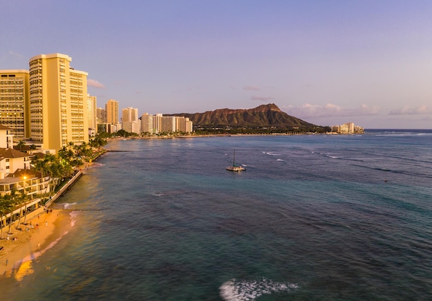 Panorama aérien de la plage de Waikiki et de Diamond Head sur Oahu Hawaii au coucher du soleil