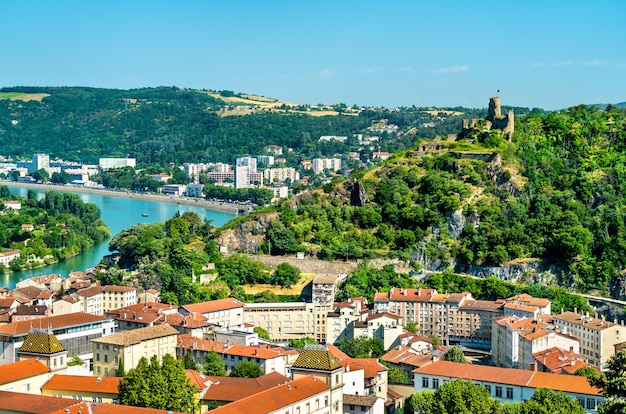 Panorama aérien de Vienne avec son château dans le département de l'Isère en France