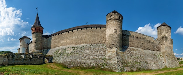 Panorama l'ancien château médiéval de la ville de Kamenetz-Podolsky, l'un des monuments historiques