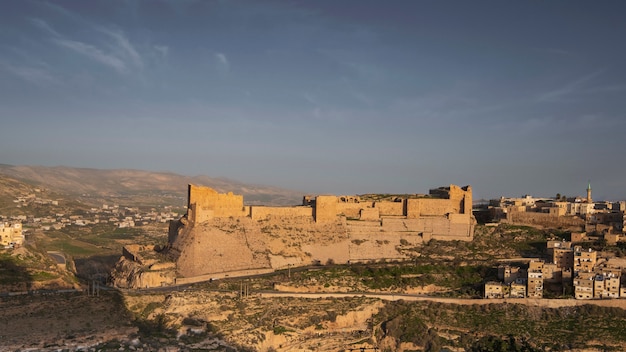 Panorama d'un ancien château en pierre des croisés dans la ville de Karak en Jordanie