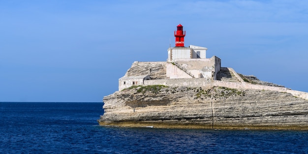 Panorama de l'ancien phare rouge Phare de la Madonetta sur un rocher près de Bonifacio Corse contre le