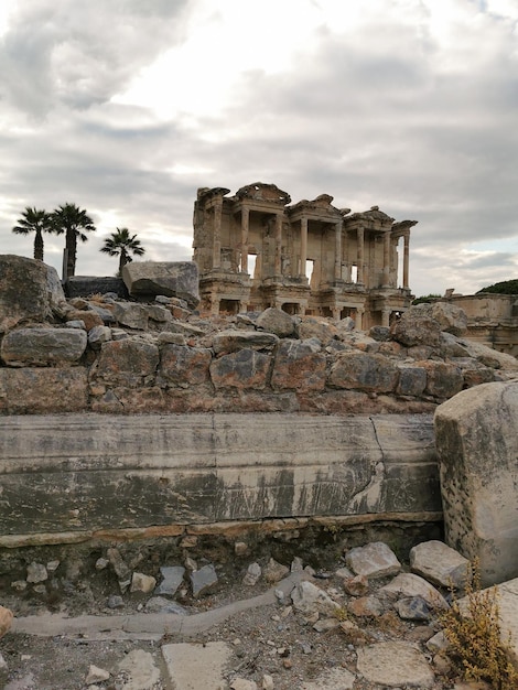 Panorama de l'ancienne bibliothèque de celsus à éphèse turquie patrimoine culturel de l'unesco