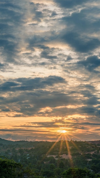 Panorama de l'atmosphère ciel dramatique coucher de soleil lever du soleil orange foncé rose jaune bleu rose fond de nuage