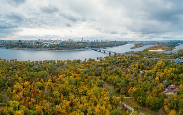 Panorama d'automne de Kiev avec vue sur le Dniepr