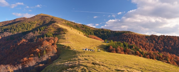 Panorama d'automne. Soirée ensoleillée dans le village de montagne. Carpates, Ukraine, Europe