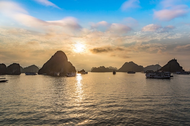 Panorama De La Baie D'halong Au Coucher Du Soleil, Vietnam