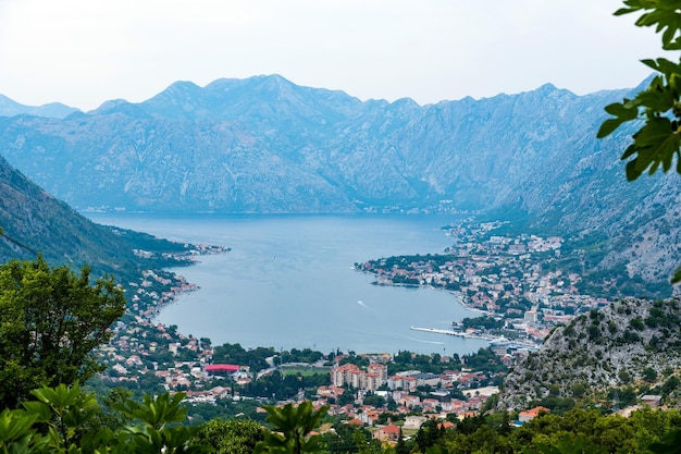 Panorama de la baie de kotor et de la ville au monténégro avec vue aérienne du paysage pittoresque de montagne avec à