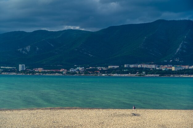 Panorama de la baie de la mer au coucher du soleil.