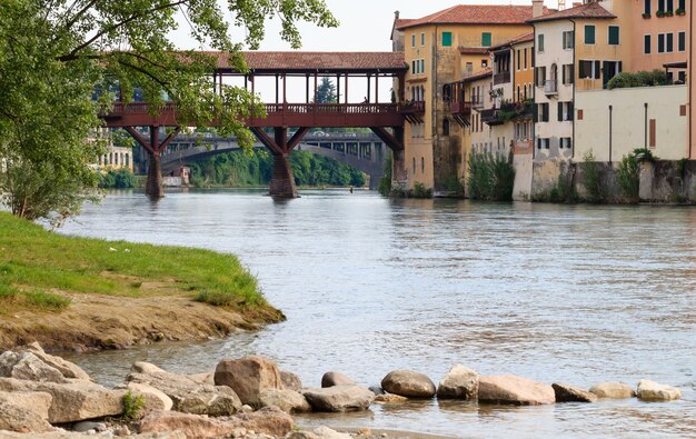 Panorama de Bassano del Grappa, vieux pont en bois sur la rivière Brenta, paysage italien