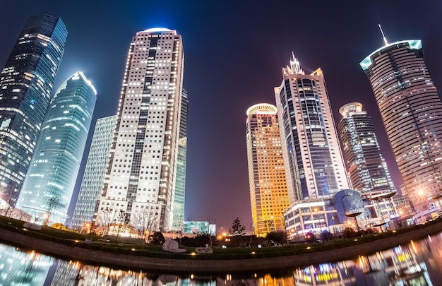 Panorama Des Bâtiments Modernes La Nuit Dans La Zone Financière Et Commerciale De Shanghai