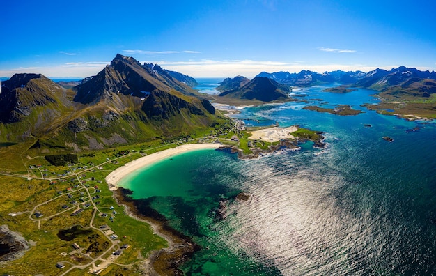 Panorama Beach Les îles Lofoten sont un archipel du comté de Nordland, en Norvège. Est connu pour un paysage distinctif avec des montagnes et des sommets spectaculaires, une mer ouverte et des baies abritées, des plages