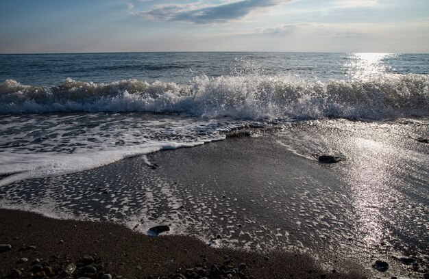 Panorama d'un beau coucher de soleil sur la mer en été sur la mer Noire