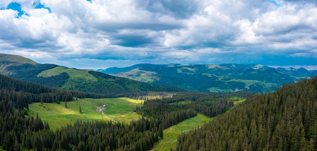 Panorama de la belle campagne suisse après-midi ensoleillé