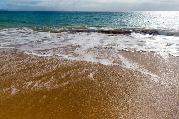 Panorama de la belle plage et de la mer tropicale de Lanzarote. Canaris