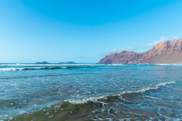 Panorama de la belle plage et de la mer tropicale de Lanzarote