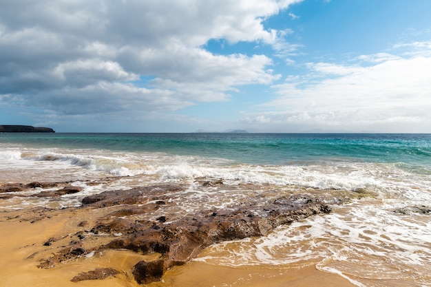 Panorama de la belle plage et de la mer tropicale de Lanzarote.