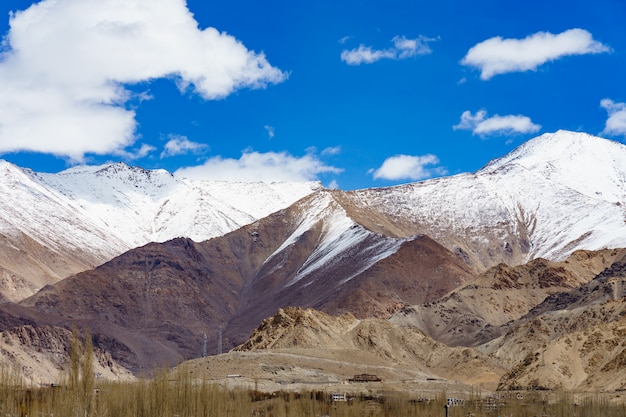 Panorama des belles montagnes qui entourent Leh, en Inde.