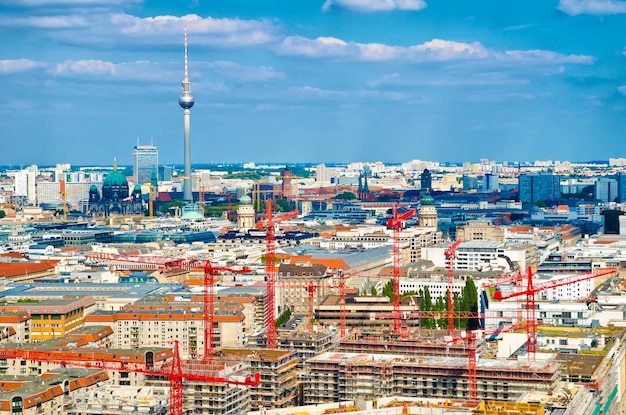 Panorama de Berlin avec tour de télévision et beaucoup de grues