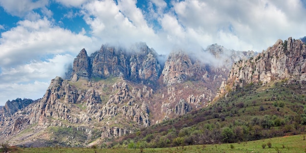 Panorama brumeux des montagnes Rocheuses Demerdzhi Mount Crimea Ukraine