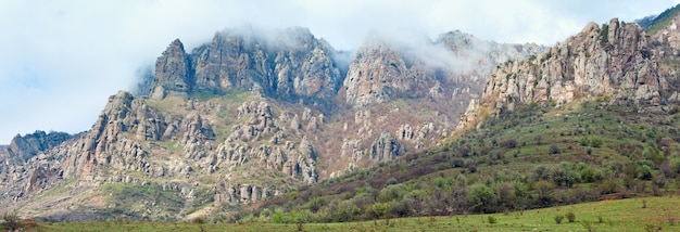 Panorama brumeux des montagnes Rocheuses (mont Demerdzhi, Crimée, Ukraine).