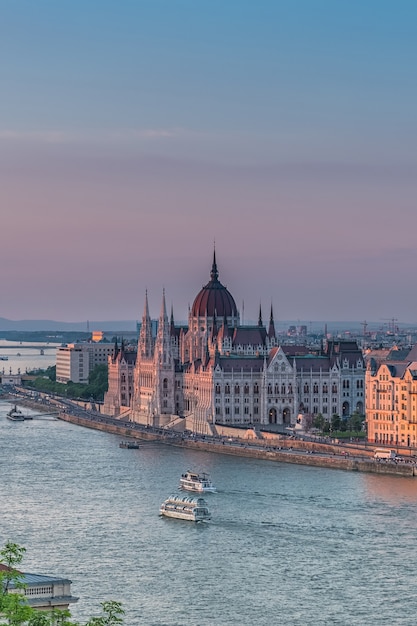 Panorama de Budapest au coucher du soleil. Monuments hongrois: Pont des Chaînes, Parlement et Danube à Budapest.