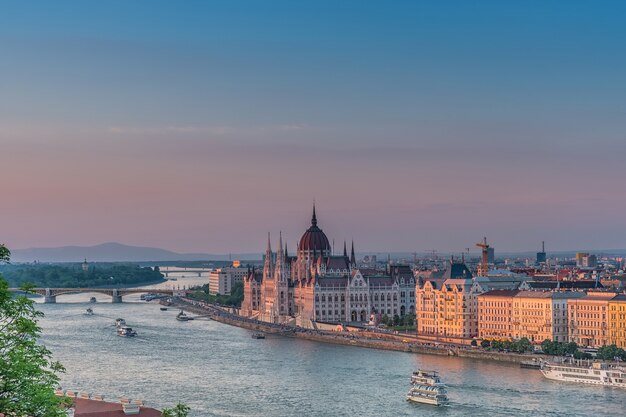 Panorama de Budapest au coucher du soleil. Monuments hongrois