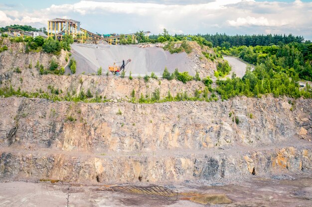 Panorama de la carrière de granit avec les machines à travailler, vue générale