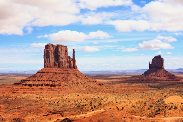 Panorama Avec Les Célèbres Buttes De Monument Valley De L'arizona, états-unis.