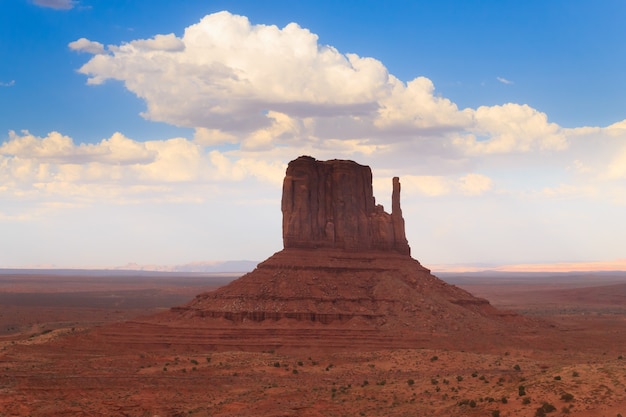 Panorama avec les célèbres Buttes de Monument Valley de l'Arizona, USA. Paysage de roches rouges