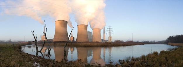 Photo panorama de la centrale électrique et des arbres morts