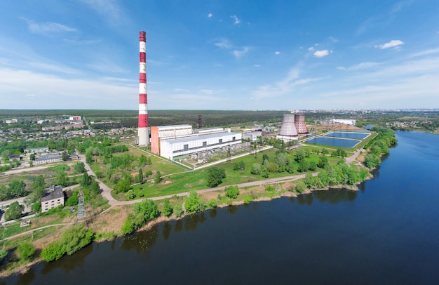 Panorama d'une centrale électrique avec des tuyaux sur le lac en été