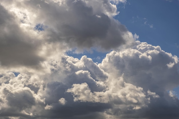 Panorama de ciel bleu avec de beaux nuages