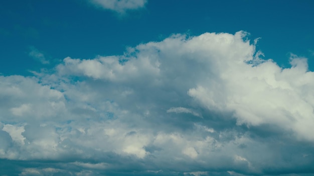 Panorama ciel bleu nuages ciel à la lumière du jour paysage du ciel vitesses à travers la formation de nuages de jour bleu d'été