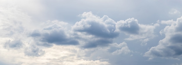 Panorama d'un ciel nuageux avec des nuages ensoleillés