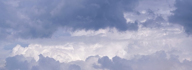 Panorama d'un ciel nuageux avec des nuages d'orage gris