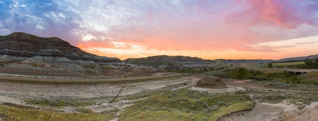 Panorama de Cloaudy Sunrise aux Badlands en Alberta Canada