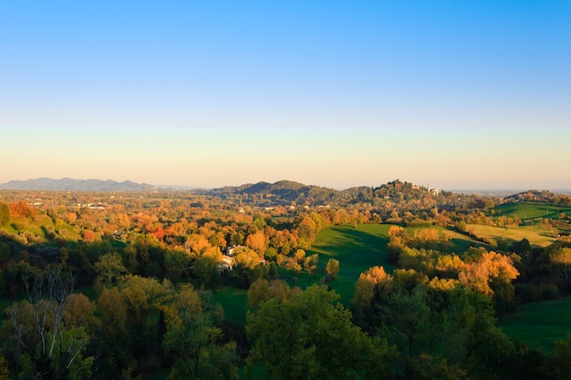 Panorama des collines italiennes en saison d'automne Paysage d'automne Arbres et collines