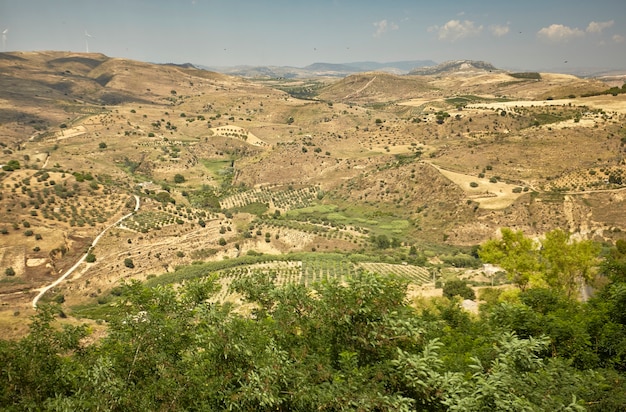 Panorama des collines siciliennes et de la ville de Butera dans la partie sud de la Sicile