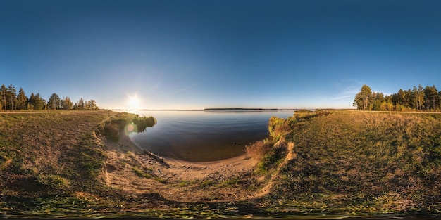 Panorama complet du cube sphérique harmonieux à 360 degrés sur la rive de la largeur de la rivière neman au coucher du soleil d'été ensoleillé en projection équirectangulaire prêt pour le contenu de réalité virtuelle AR VR