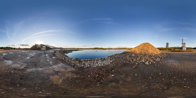 Panorama complet et harmonieux vue à 360 degrés près de la carrière inondée d'eau pour l'extraction de sable dans une projection équirectangulaire équidistante sphérique pour le contenu VR AR